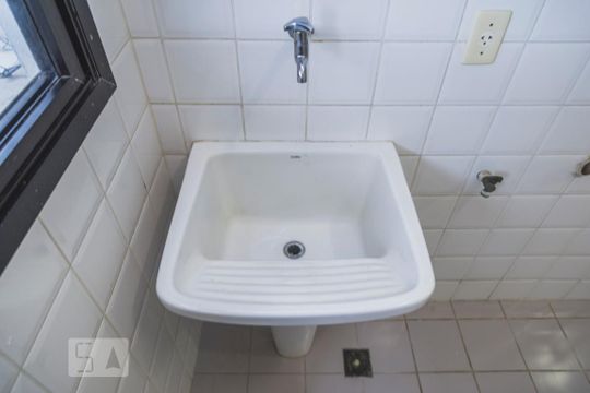 Área de serviço de apartamento para alugar com 2 quartos, 65m² em Barra da Tijuca, Rio de Janeiro