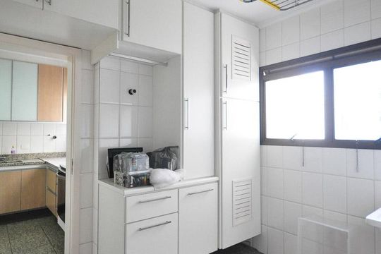 Área de serviço de apartamento para alugar com 3 quartos, 171m² em Vila Suzana, São Paulo