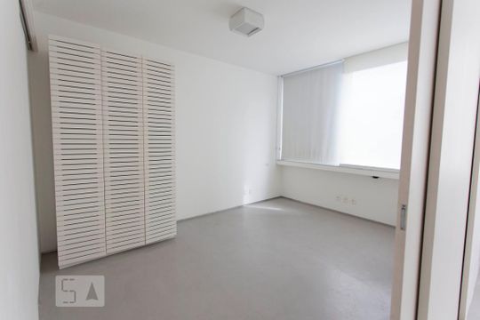 Quarto extra ao lado da sala de estar com porta de correr que permite anexa-lo à sala ou separa-lo  de apartamento para alugar com 3 quartos, 160m² em Lagoa, Rio de Janeiro