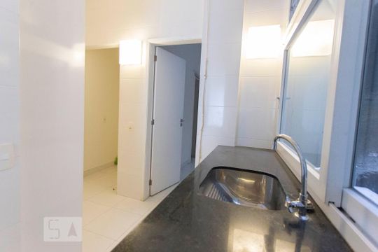 Área de serviço com armário embutido e tanque de apartamento para alugar com 3 quartos, 160m² em Lagoa, Rio de Janeiro