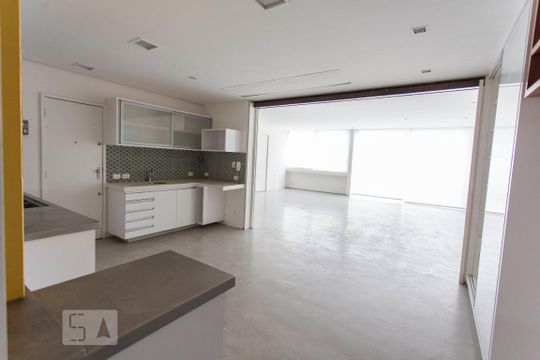 Área da cozinha com a sala de estar ao fundo de apartamento para alugar com 3 quartos, 160m² em Lagoa, Rio de Janeiro