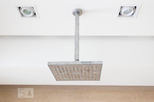 Detalhe chuveiro da suíte principal de apartamento para alugar com 3 quartos, 160m² em Lagoa, Rio de Janeiro