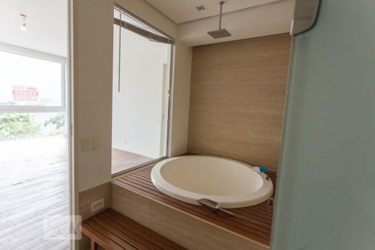 Hidromassagem na suíte principal com chuveiro e deck de madeira de apartamento para alugar com 3 quartos, 160m² em Lagoa, Rio de Janeiro