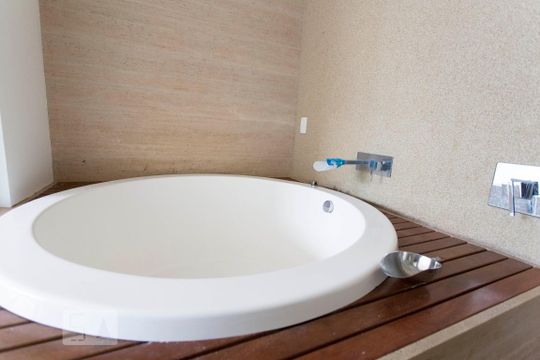 Detalhe  hidromassagem da suíte principal de apartamento para alugar com 3 quartos, 160m² em Lagoa, Rio de Janeiro
