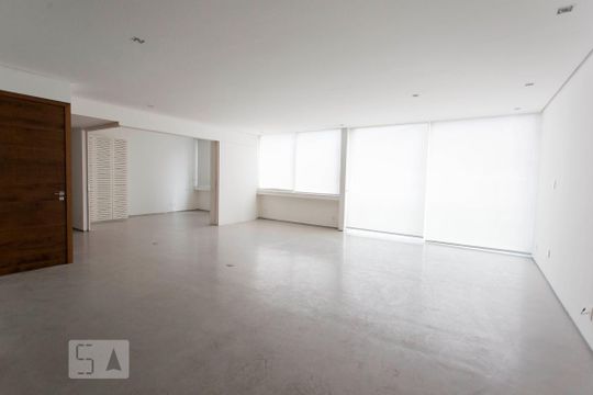 Sala com a porta do quarto extra aberta, mostrando a amplitude da sala de apartamento para alugar com 3 quartos, 160m² em Lagoa, Rio de Janeiro