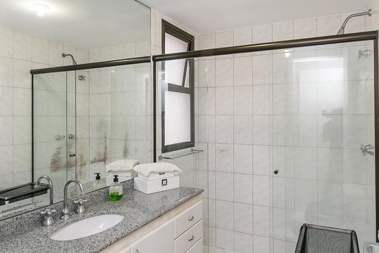 Banheiro de apartamento para alugar com 2 quartos, 105m² em Barra da Tijuca, Rio de Janeiro