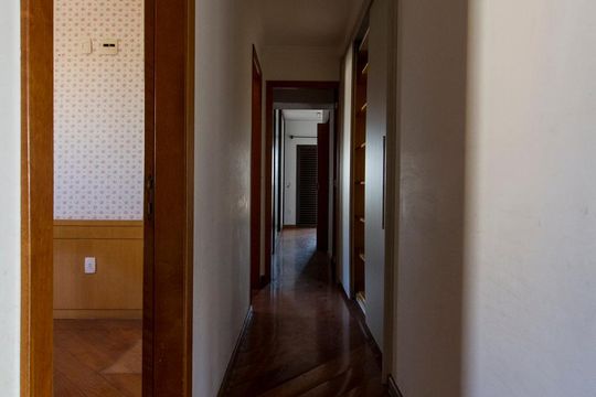 Corredor de acesso aos quartos suítes  de apartamento à venda com 3 quartos, 150m² em Mooca, São Paulo