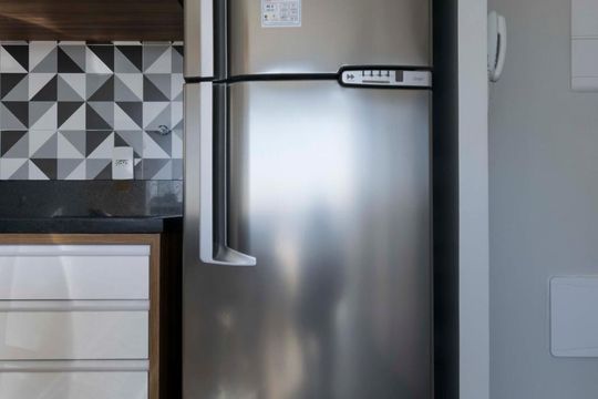 Cozinha (Geladeira) de kitnet/studio para alugar com 1 quarto, 33m² em Aclimação, São Paulo
