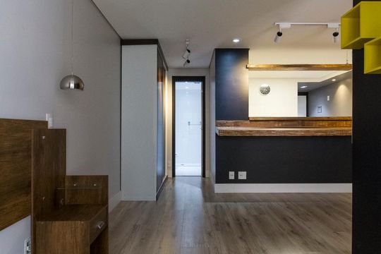 Quarto e vista para banheiro e armário  de kitnet/studio à venda com 1 quarto, 50m² em Mooca, São Paulo