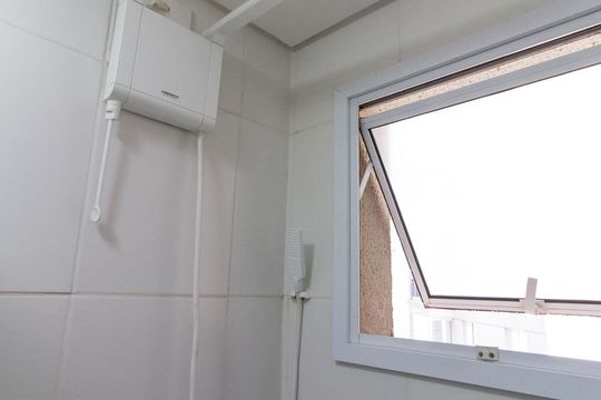 Chuveiro do banheiro  de apartamento para alugar com 2 quartos, 52m² em Jardim Ibitirama, São Paulo