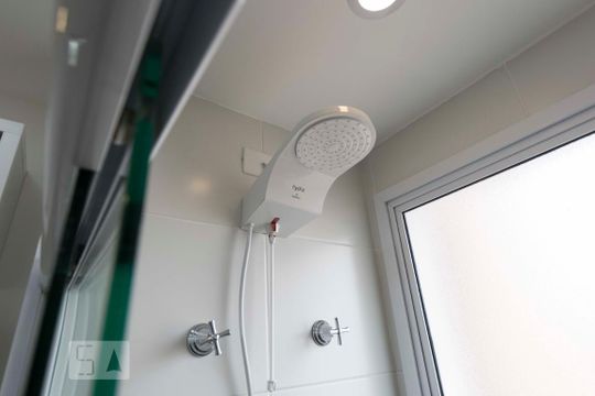 Banheiro (Chuveiro) de kitnet/studio para alugar com 1 quarto, 33m² em Aclimação, São Paulo