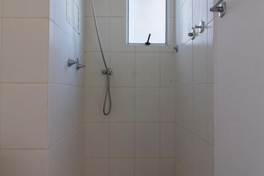 Box do Banheiro suíte  de apartamento para alugar com 3 quartos, 61m² em Jardim Independência, São Paulo