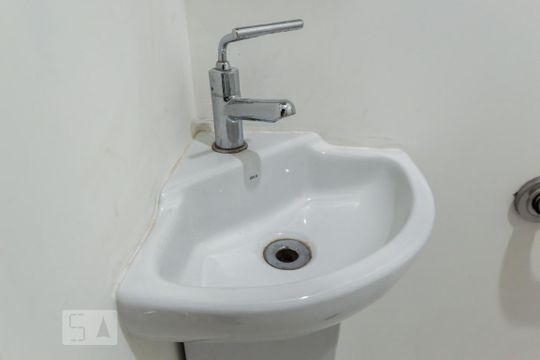 Banheiro de kitnet/studio para alugar com 1 quarto, 26m² em Bethaville I, Barueri