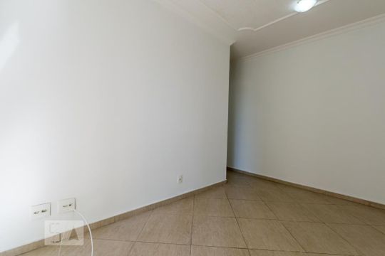 Sala de apartamento para alugar com 2 quartos, 58m² em Jardim Tupanci, Barueri
