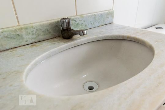 Banheiro de apartamento para alugar com 2 quartos, 58m² em Jardim Tupanci, Barueri