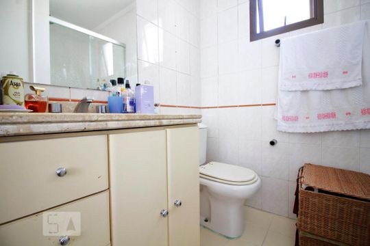 Banheiro suíte de apartamento para alugar com 2 quartos, 75m² em Vila Andrade, São Paulo