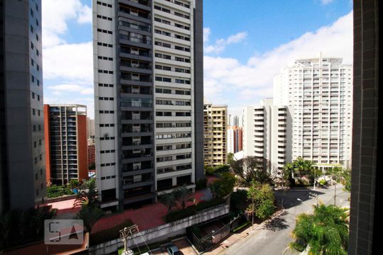 Vista suíte de apartamento para alugar com 2 quartos, 75m² em Vila Andrade, São Paulo