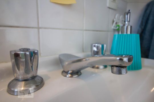 Banheiro social detalhe de apartamento para alugar com 2 quartos, 73m² em Pinheiros, São Paulo