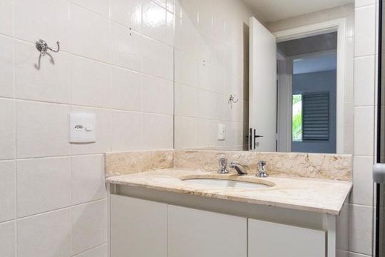 Banheiro social de apartamento para alugar com 3 quartos, 73m² em Vila Guarani (z Sul), São Paulo