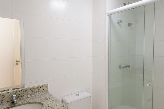 Banheiro de apartamento à venda com 2 quartos, 65m² em Jacarepaguá, Rio de Janeiro