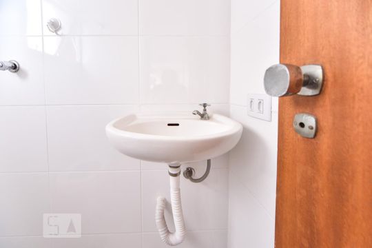 Banheiro de Serviço de apartamento para alugar com 1 quarto, 85m² em Itaim Bibi, São Paulo
