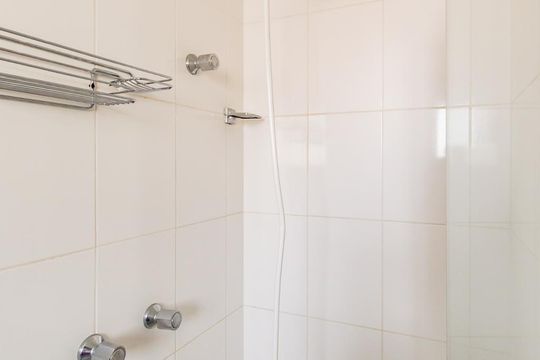 Banheiro de apartamento à venda com 2 quartos, 75m² em Cambuí, Campinas