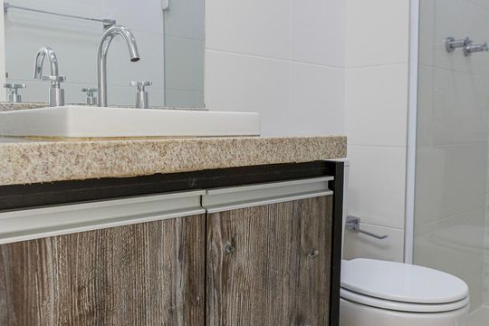 Banheiro de kitnet/studio para alugar com 1 quarto, 31m² em Sumarezinho, São Paulo