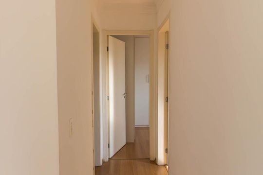 Corredor de acesso aos quartos de apartamento para alugar com 2 quartos, 56m² em Vila Galvão, Guarulhos