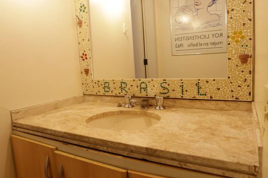Banheiro de apartamento à venda com 1 quarto, 49m² em Pinheiros, São Paulo