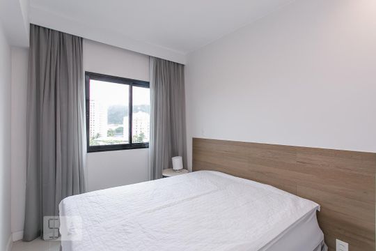 Quarto de kitnet/studio para alugar com 1 quarto, 55m² em Jacarepaguá, Rio de Janeiro