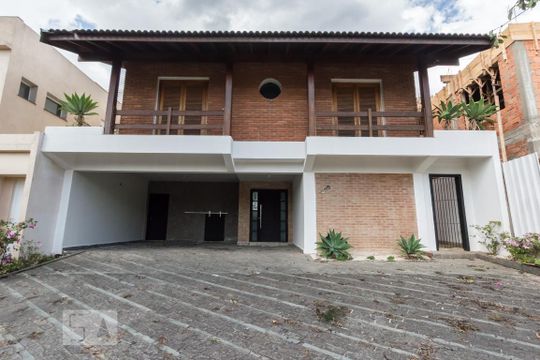 Fachada de casa de condomínio à venda com 4 quartos, 380m² em Alphaville, Barueri