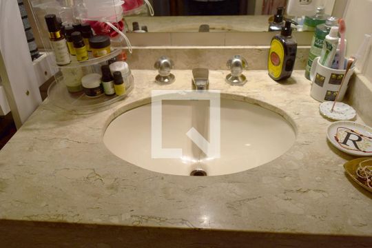Banheiro de apartamento para alugar com 1 quarto, 45m² em Jardim Paulista, São Paulo