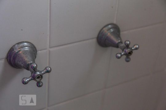 Banheiro de serviço de apartamento para alugar com 4 quartos, 128m² em Barra da Tijuca, Rio de Janeiro
