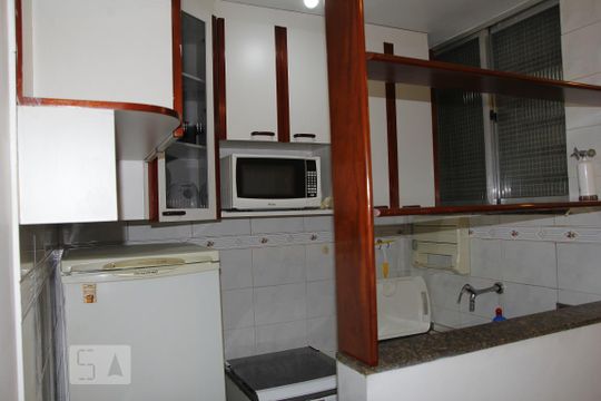 Cozinha de apartamento para alugar com 1 quarto, 26m² em Botafogo, Rio de Janeiro