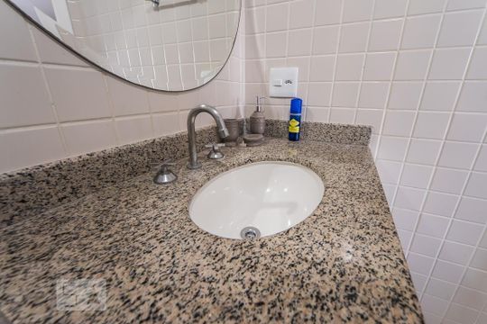 Banheiro de kitnet/studio para alugar com 1 quarto, 50m² em Planalto Paulista, São Paulo