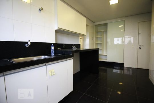Área de serviço de apartamento para alugar com 3 quartos, 245m² em Jardim Fonte do Morumbi, São Paulo