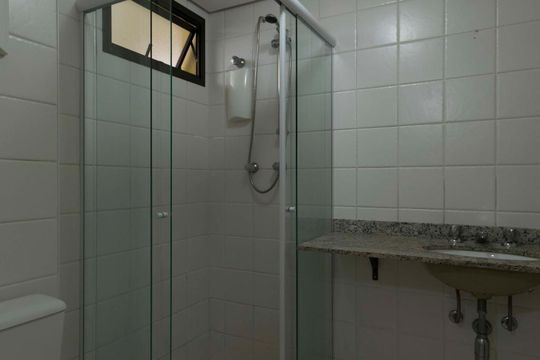 Banheiro social de apartamento para alugar com 2 quartos, 57m² em Aclimação, São Paulo