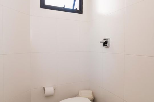 Banheiro de serviço de apartamento para alugar com 3 quartos, 130m² em Perdizes, São Paulo