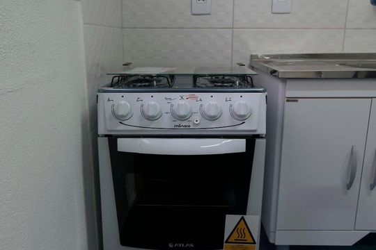 Cozinha (Fogão) de apartamento para alugar com 2 quartos, 45m² em Aclimação, São Paulo
