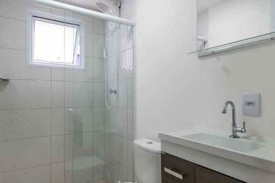 Banheiro social de apartamento para alugar com 2 quartos, 43m² em Aclimação, São Paulo