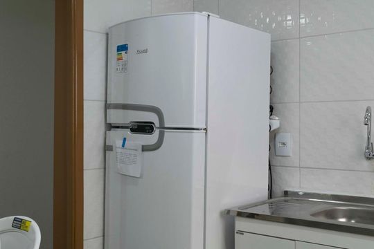 Cozinha (Geladeira) de apartamento para alugar com 2 quartos, 43m² em Aclimação, São Paulo