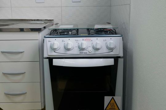 Cozinha (Fogão) de apartamento para alugar com 2 quartos, 43m² em Aclimação, São Paulo