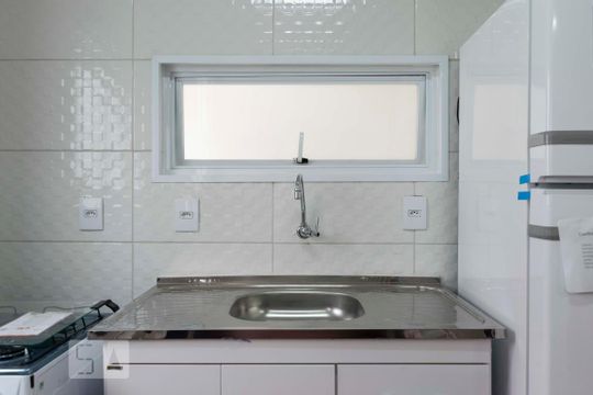 Cozinha (Torneira) de apartamento para alugar com 2 quartos, 43m² em Aclimação, São Paulo