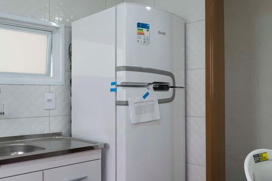 Cozinha (Geladeira) de apartamento para alugar com 2 quartos, 43m² em Aclimação, São Paulo
