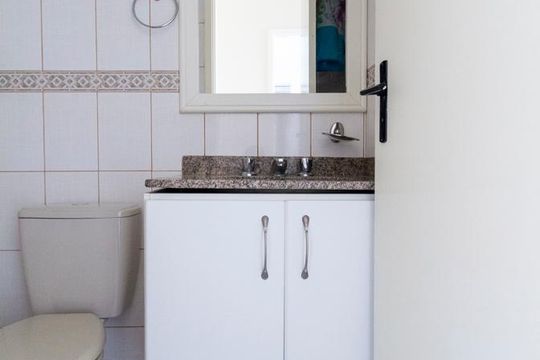 Banheiro social de apartamento para alugar com 2 quartos, 60m² em Saúde, São Paulo