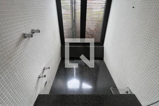 Banheiro da Suíte de apartamento para alugar com 1 quarto, 110m² em Vila Madalena, São Paulo