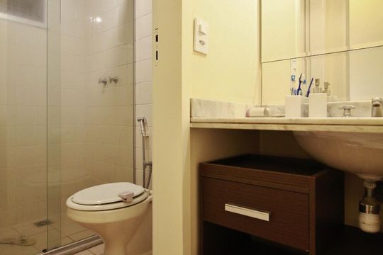 Banheiro de apartamento à venda com 2 quartos, 58m² em Vila Andrade, São Paulo