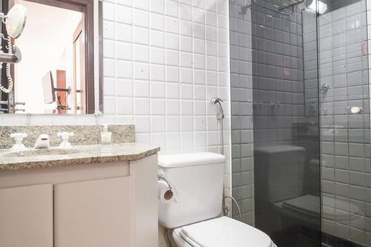 Banheiro de kitnet/studio para alugar com 1 quarto, 37m² em Asa Norte, Brasília