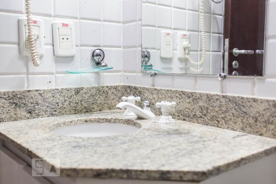 Banheiro de kitnet/studio para alugar com 1 quarto, 37m² em Asa Norte, Brasília
