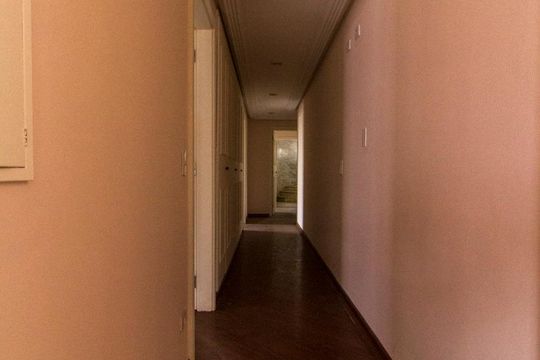 Corredor de Acesso aos Quartos e Banheiro  de apartamento à venda com 6 quartos, 420m² em Vila Regente Feijo, São Paulo